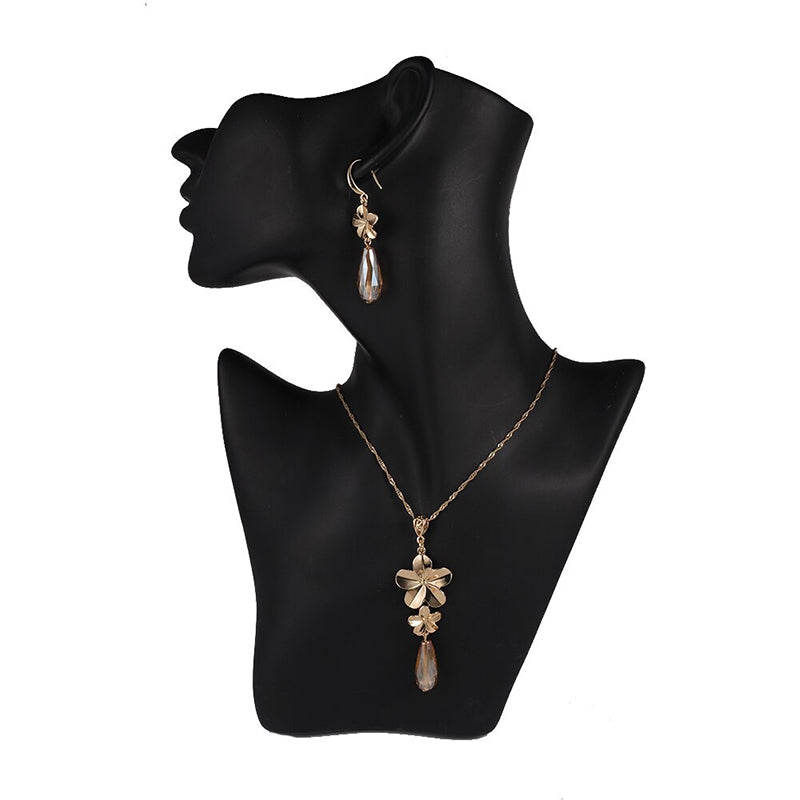 Schmucksets mit Halsketten und Ohrringen mit mehrfarbigen Kristallanhängern