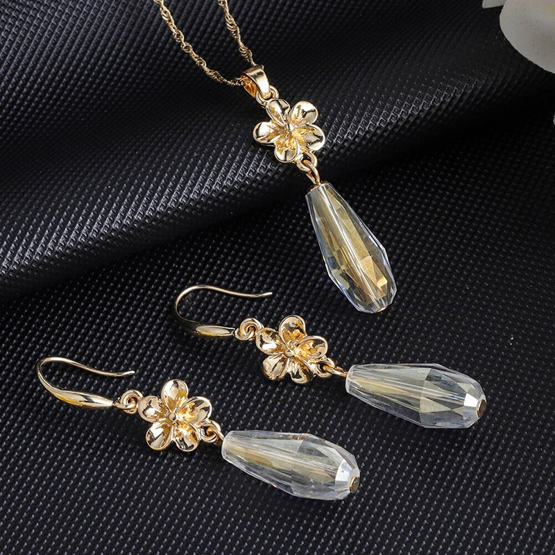 Schmucksets mit Halsketten und Ohrringen mit mehrfarbigen Kristallanhängern