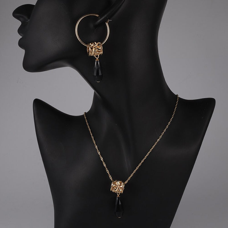 Schmucksets mit Halsketten und Ohrringen mit mehrfarbigen Kristallanhängern