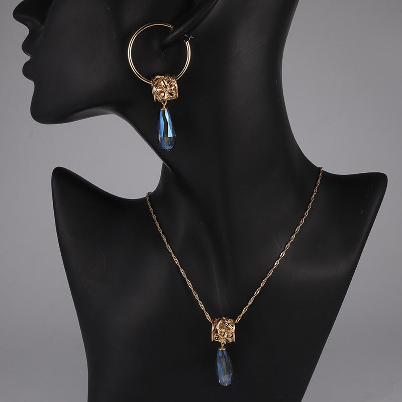 Schmucksets mit Halsketten und Ohrringen mit mehrfarbigen Kristallanhängern