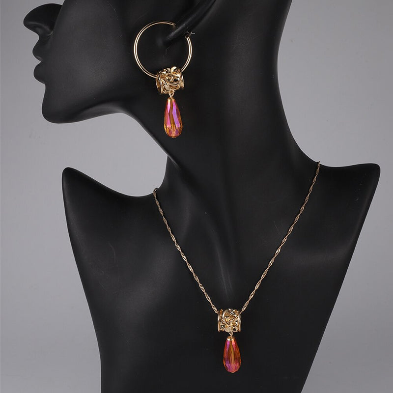 Schmucksets mit Halsketten und Ohrringen mit mehrfarbigen Kristallanhängern