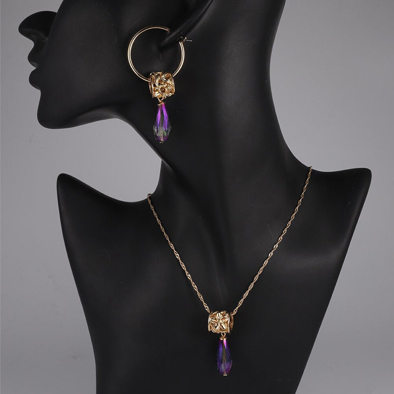 Schmucksets mit Halsketten und Ohrringen mit mehrfarbigen Kristallanhängern