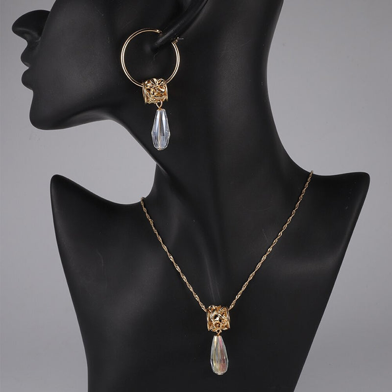 Schmucksets mit Halsketten und Ohrringen mit mehrfarbigen Kristallanhängern