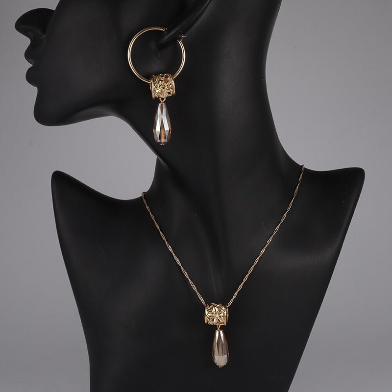 Schmucksets mit Halsketten und Ohrringen mit mehrfarbigen Kristallanhängern