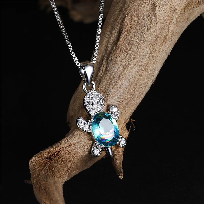 Halsketten mit Anhänger mit Meeresschildkröten und mehrfarbigem Farbverlauf aus Zirkonia