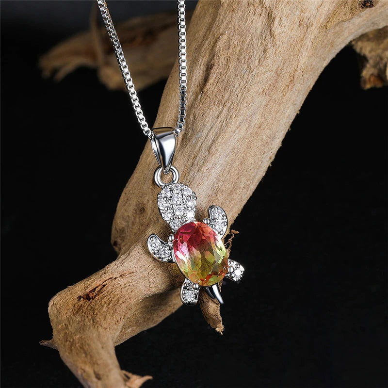 Halsketten mit Anhänger mit Meeresschildkröten und mehrfarbigem Farbverlauf aus Zirkonia