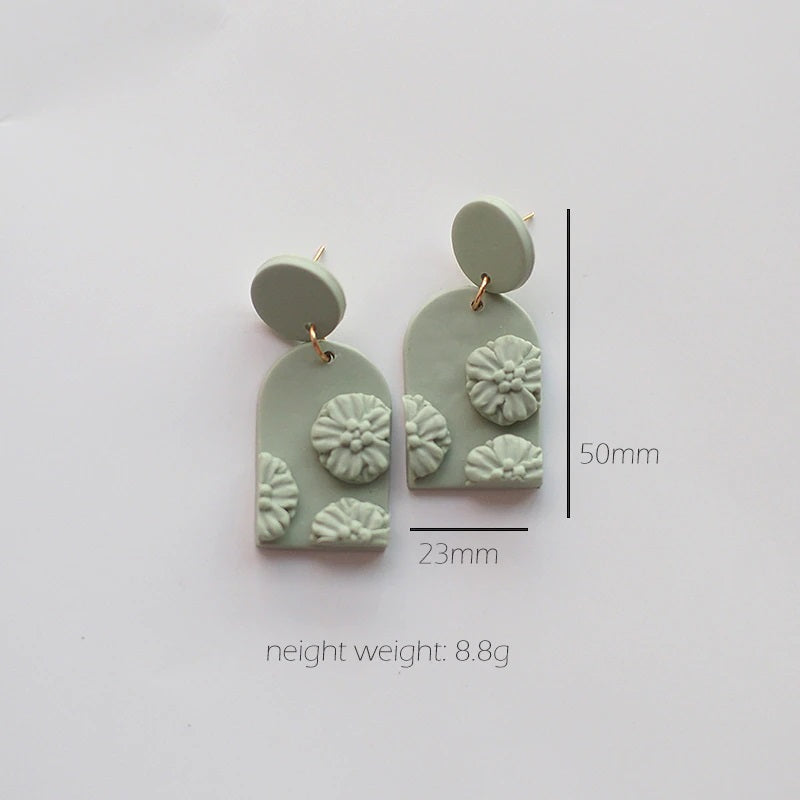 Mehrfarbige handgefertigte Creolen mit Blumenmuster