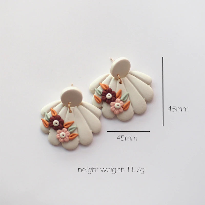 Mehrfarbige handgefertigte Creolen mit Blumenmuster