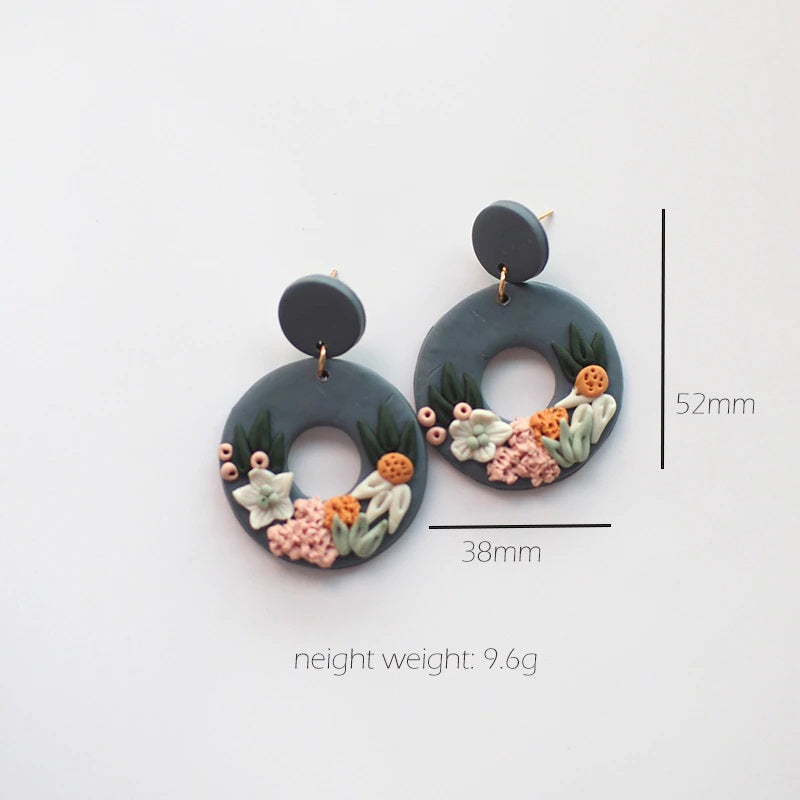 Mehrfarbige handgefertigte Creolen mit Blumenmuster