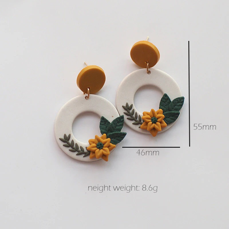 Mehrfarbige handgefertigte Creolen mit Blumenmuster