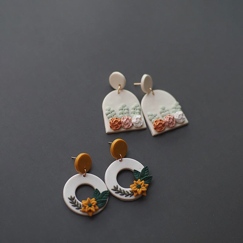 Mehrfarbige handgefertigte Creolen mit Blumenmuster