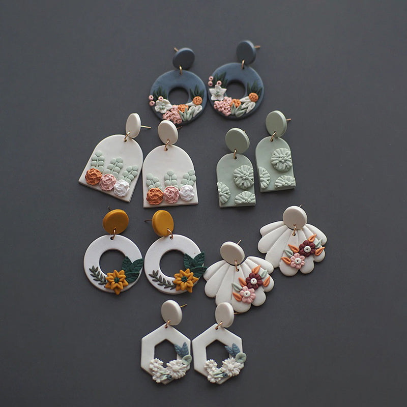 Mehrfarbige handgefertigte Creolen mit Blumenmuster