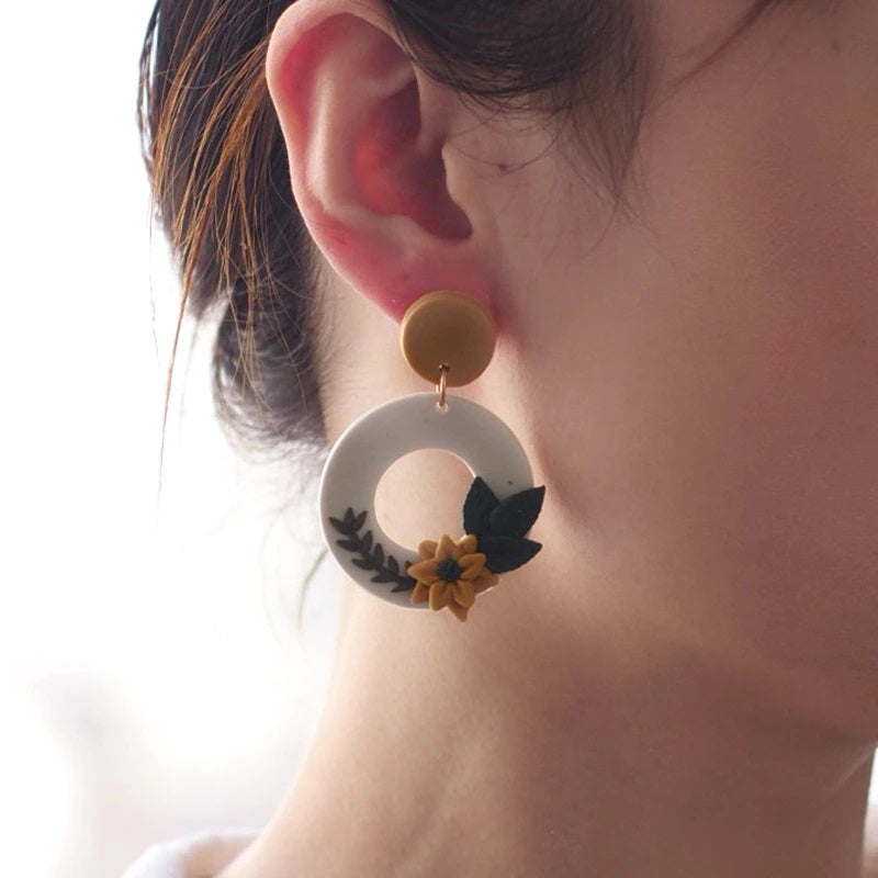 Mehrfarbige handgefertigte Creolen mit Blumenmuster