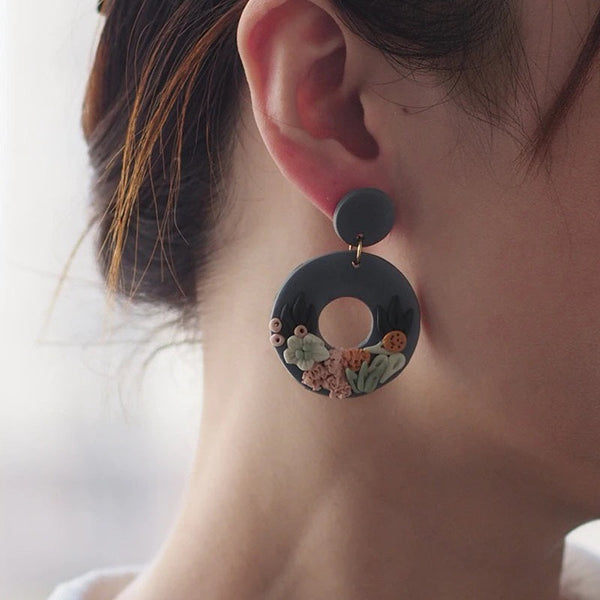 Mehrfarbige handgefertigte Creolen mit Blumenmuster