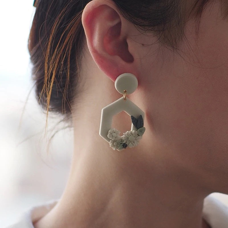 Mehrfarbige handgefertigte Creolen mit Blumenmuster