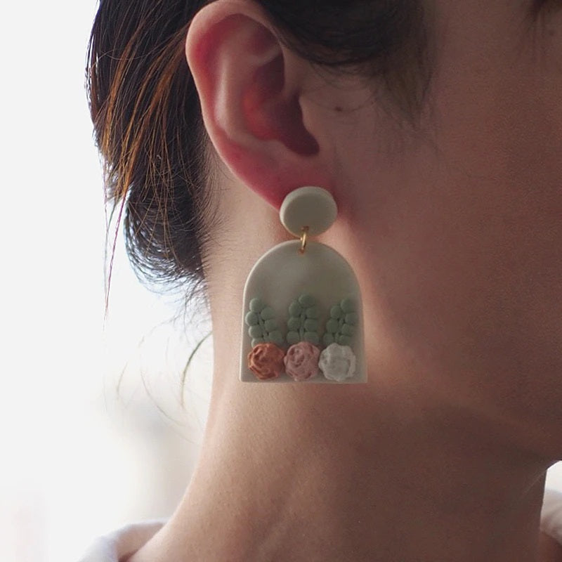 Mehrfarbige handgefertigte Creolen mit Blumenmuster