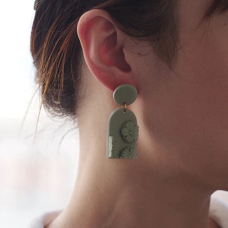 Mehrfarbige handgefertigte Creolen mit Blumenmuster