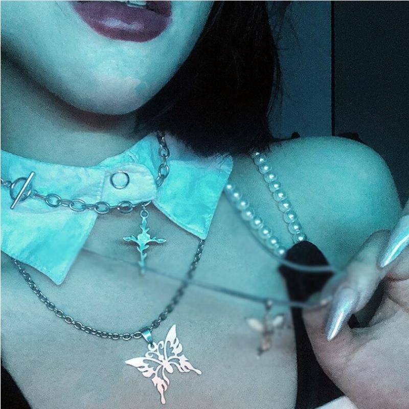 Mehrlagige Halskette mit Engel, Rosenkreuz und Schmetterling