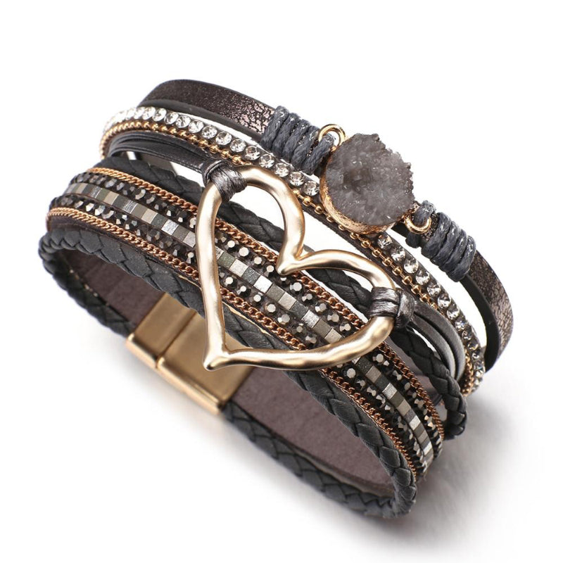 Mehrlagige geflochtene Wickelarmbänder aus veganem Leder mit Herzanhänger aus Metall