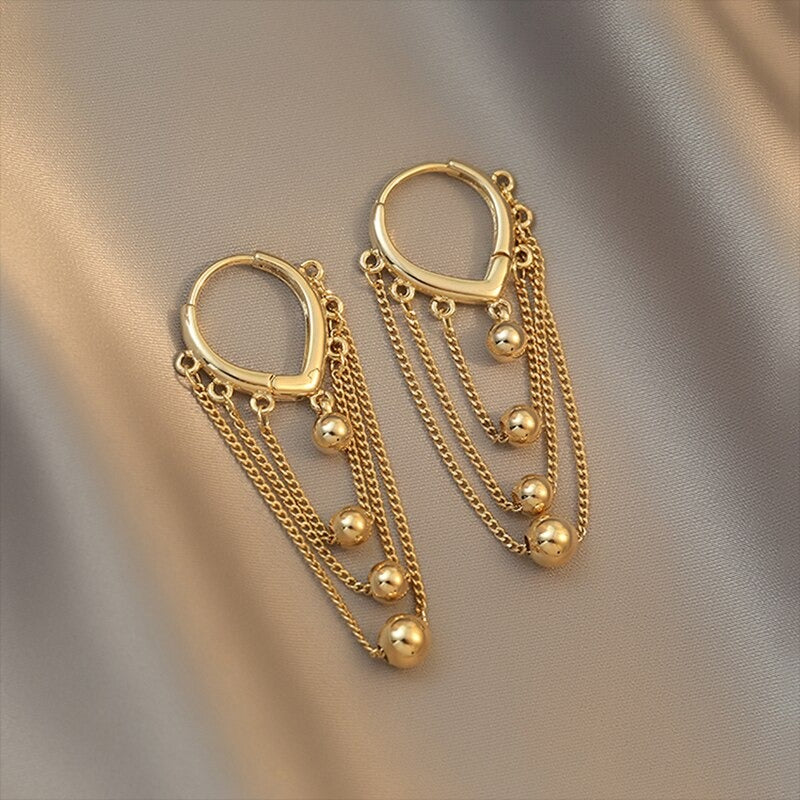 Mehrlagige Kettenquasten mit Metallkugel-Anhänger-Ohrringe