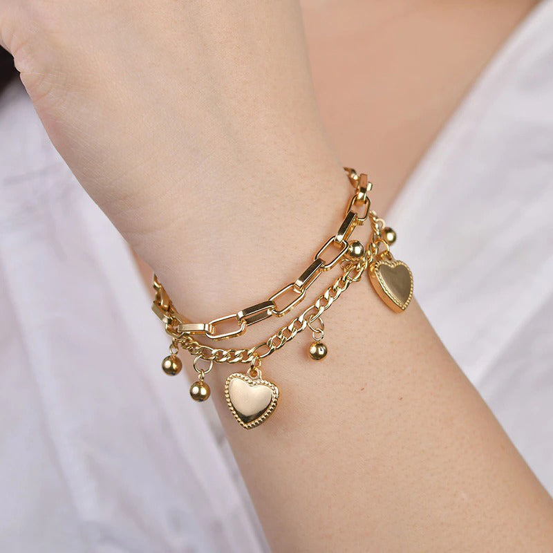 Mehrschichtige Charm-Armbänder mit Liebesherzen und runden Perlen