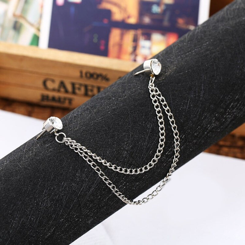 Mehrlagige Broschennadeln mit Strasssteinen und Quasten an Kragen