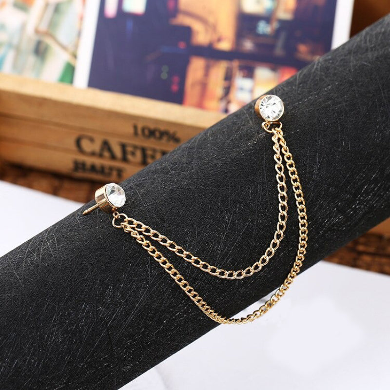 Mehrlagige Broschennadeln mit Strasssteinen und Quasten an Kragen