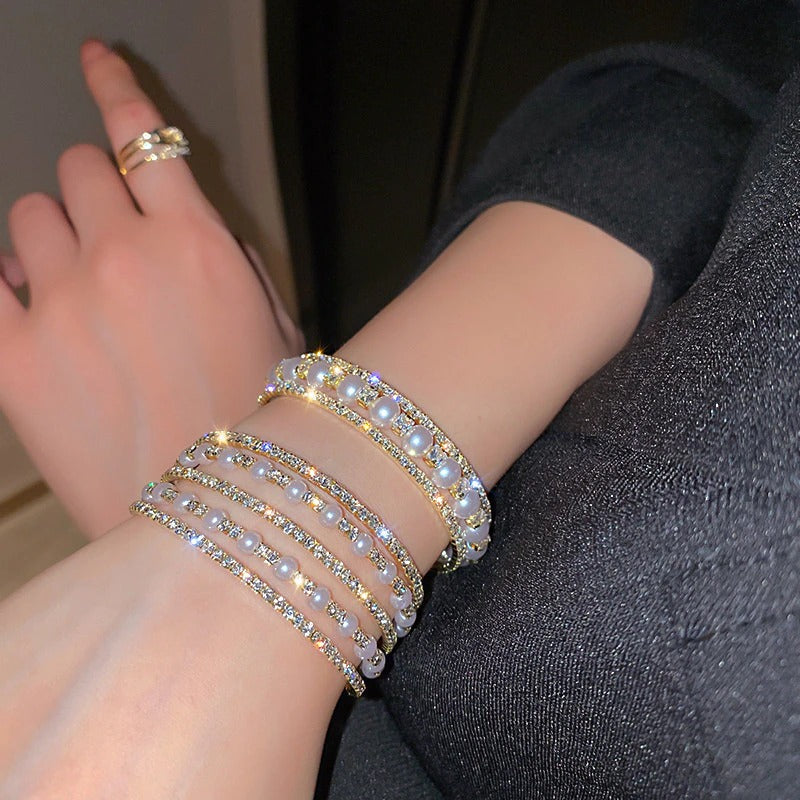 Mehrschichtige Armreife mit Schmucksteinen aus Strass und Perlen