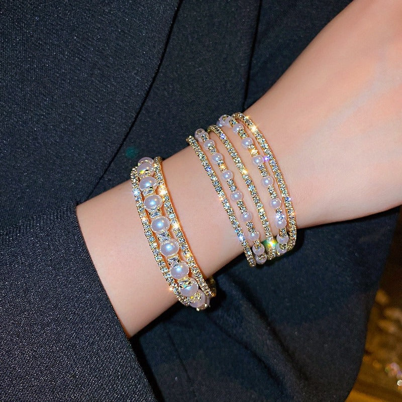 Mehrschichtige Armreife mit Schmucksteinen aus Strass und Perlen