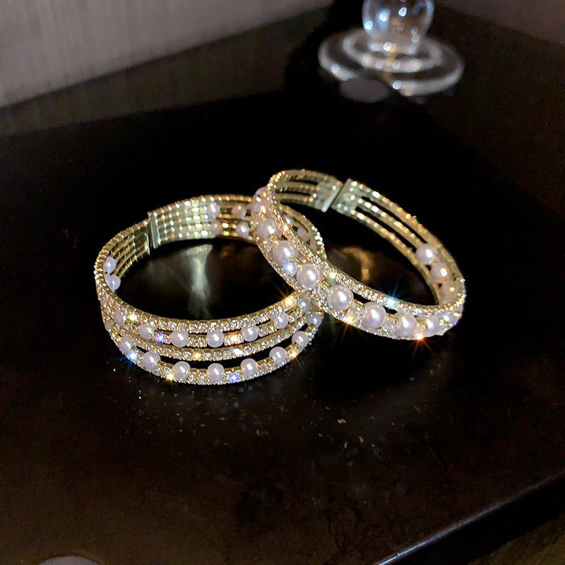 Mehrschichtige Armreife mit Schmucksteinen aus Strass und Perlen