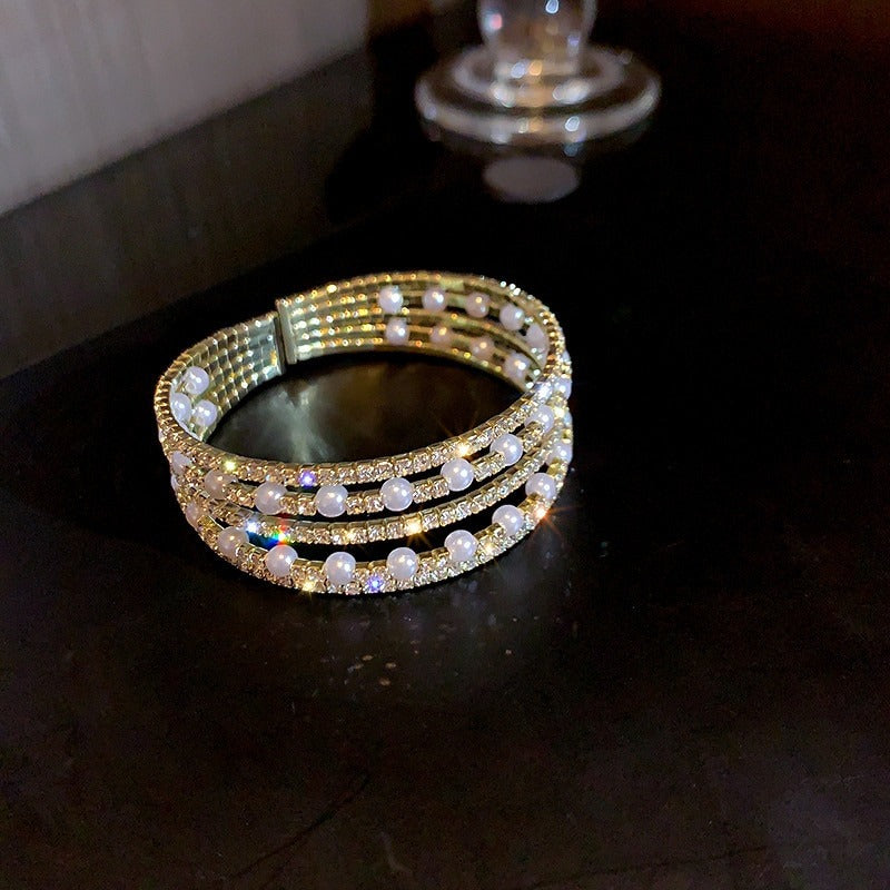 Mehrschichtige Armreife mit Schmucksteinen aus Strass und Perlen