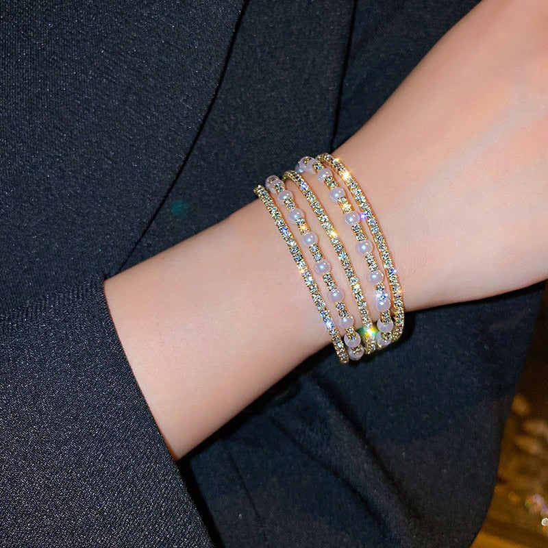 Mehrschichtige Armreife mit Schmucksteinen aus Strass und Perlen