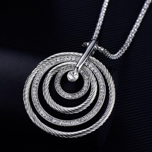 Mehrlagige Statement-Halskette mit rundem Kreolenanhänger und Strasssteinen