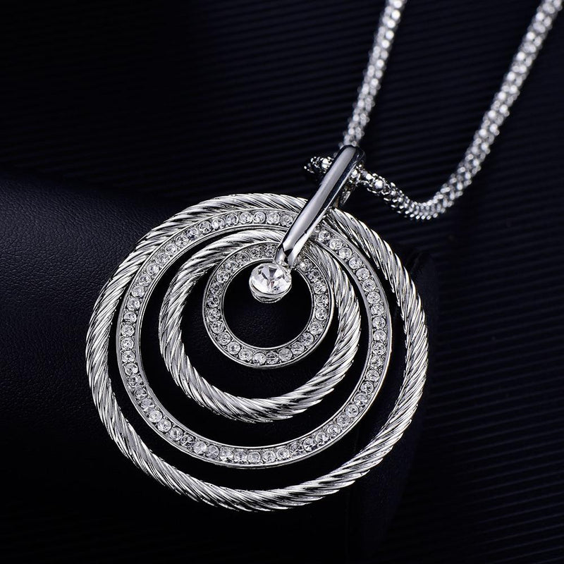 Mehrlagige Statement-Halskette mit rundem Kreolenanhänger und Strasssteinen