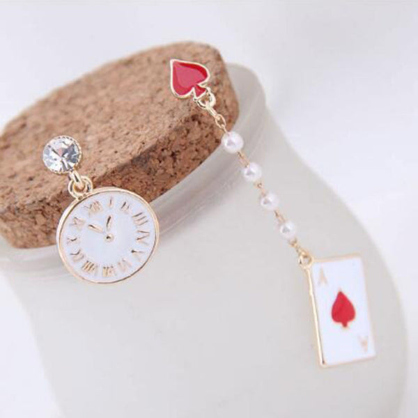 Asymmetrische Ohrstecker mit Poker-Emaille in verschiedenen Stilen