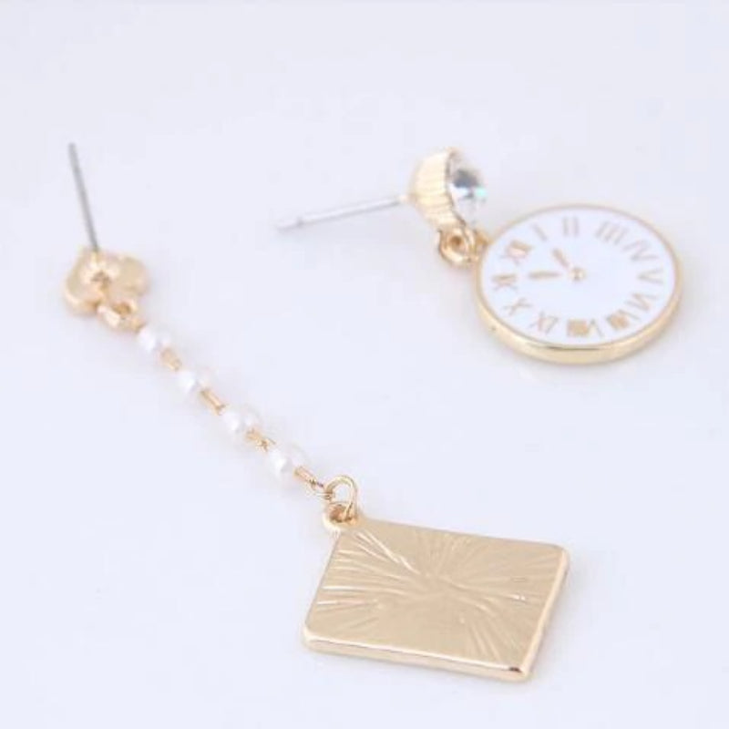 Asymmetrische Ohrstecker mit Poker-Emaille in verschiedenen Stilen