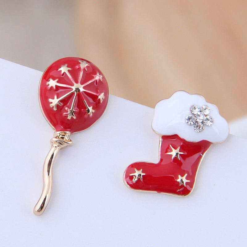 Asymmetrische Ohrstecker mit Poker-Emaille in verschiedenen Stilen