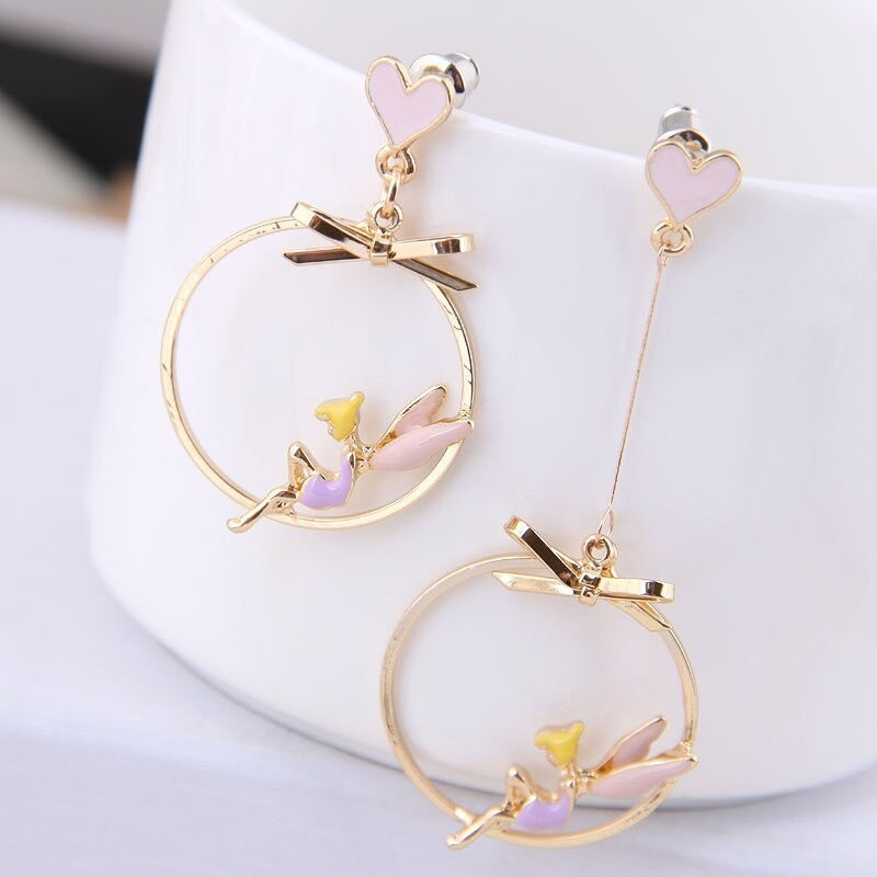 Asymmetrische Ohrstecker mit Poker-Emaille in verschiedenen Stilen