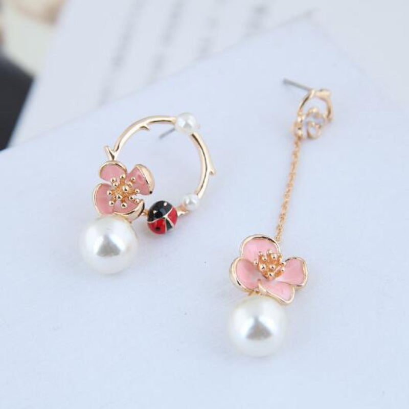 Asymmetrische Ohrstecker mit Poker-Emaille in verschiedenen Stilen