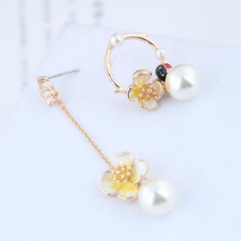 Asymmetrische Ohrstecker mit Poker-Emaille in verschiedenen Stilen