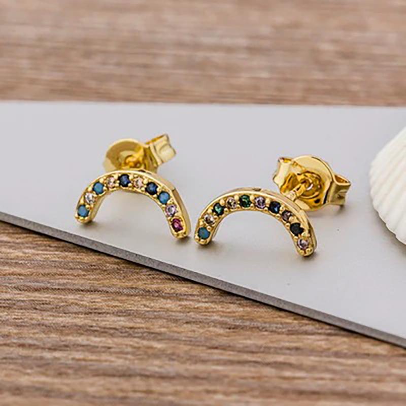 Bunte Ohrstecker mit Mikropflaster und Zirkonia in mehreren Stilen
