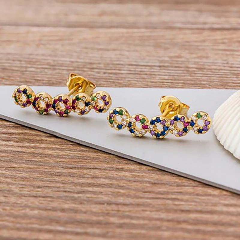 Bunte Ohrstecker mit Mikropflaster und Zirkonia in mehreren Stilen