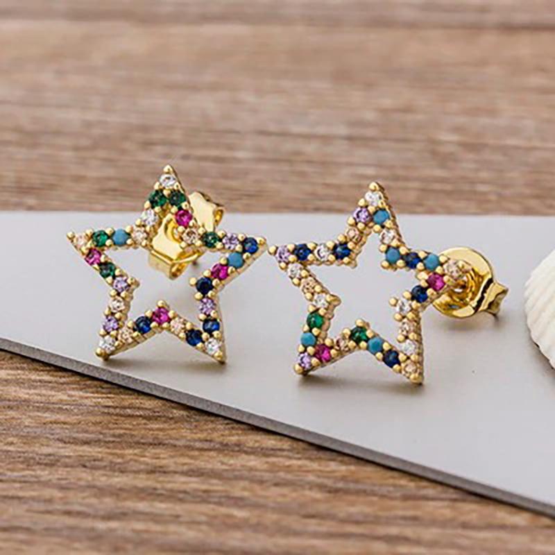 Bunte Ohrstecker mit Mikropflaster und Zirkonia in mehreren Stilen