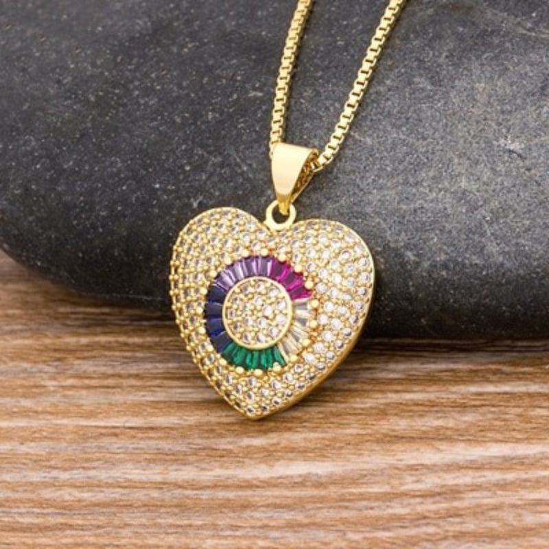 Bunte Halsketten mit Herzanhänger in verschiedenen Stilen und Zirkonia