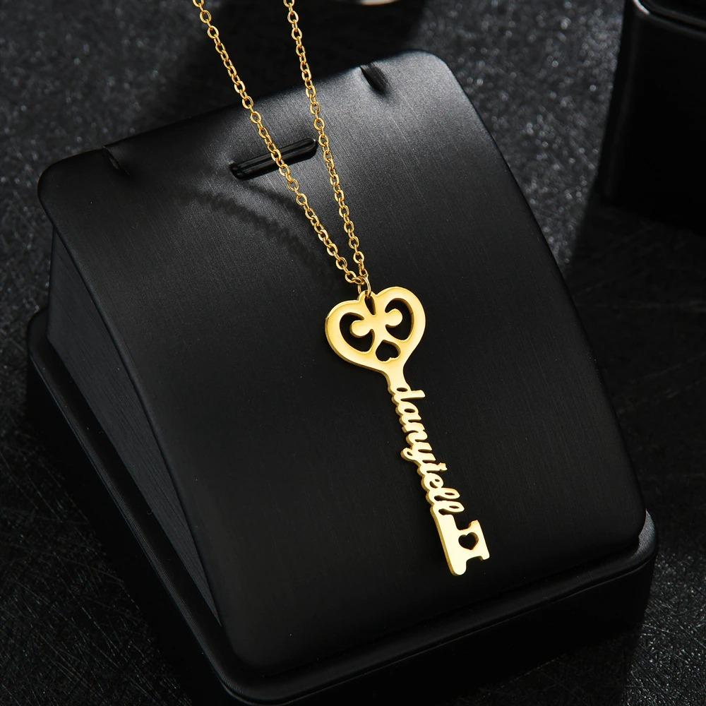 Individuelle und personalisierte Halskette mit Namensanhänger in verschiedenen Stilen