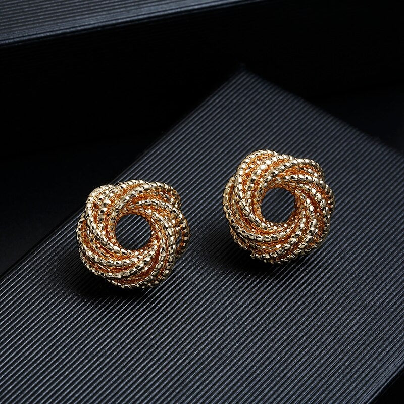 Geometrische Creolen-Ohrclips mit Knoten in verschiedenen Stilen