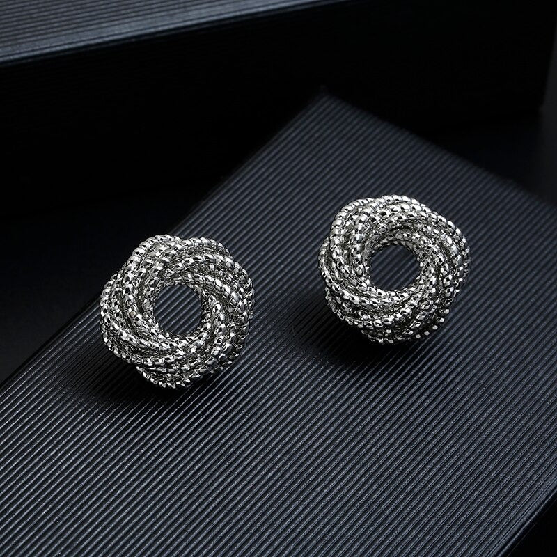 Geometrische Creolen-Ohrclips mit Knoten in verschiedenen Stilen