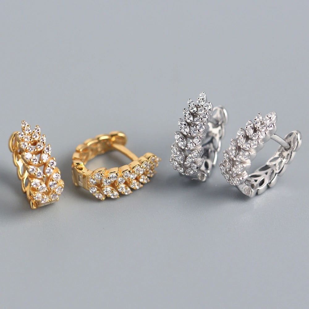 Kollektion kleiner geometrischer Creolen in verschiedenen Stilen