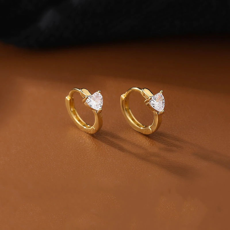 Kollektion kleiner geometrischer Creolen in verschiedenen Stilen