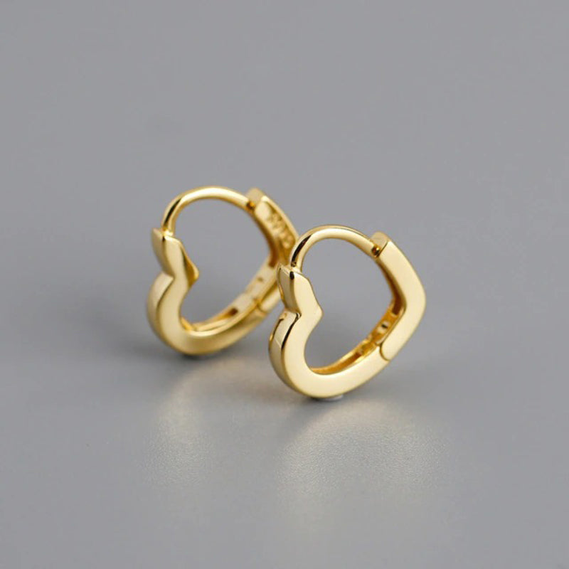 Kollektion kleiner geometrischer Creolen in verschiedenen Stilen